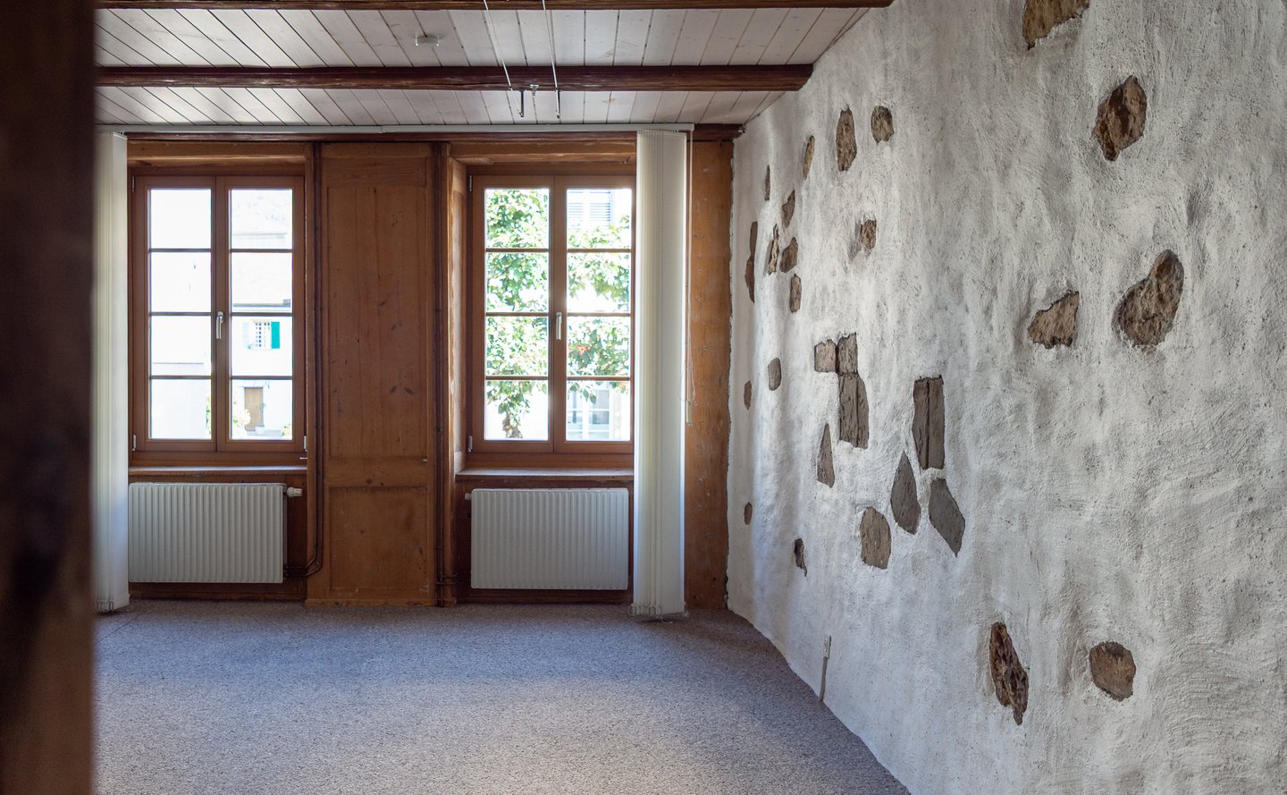 Zimmer mit Lehmwänden und Sichtsteine